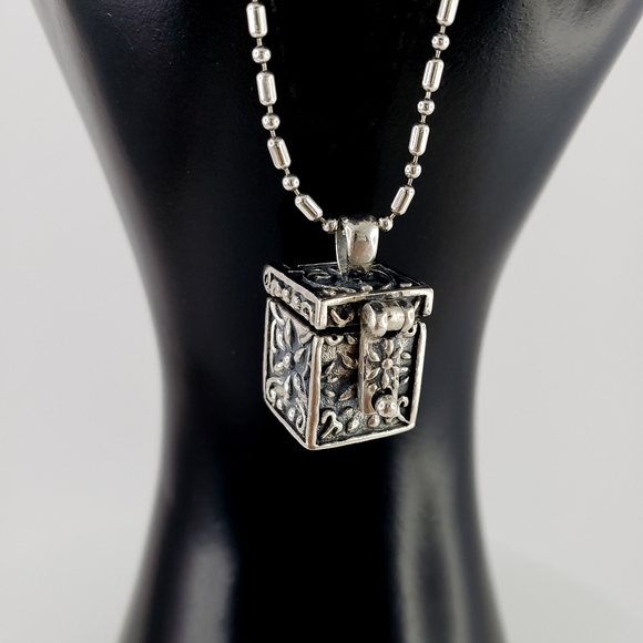 Sterling silver necklace treasure box pendant - Picture 15 of 16